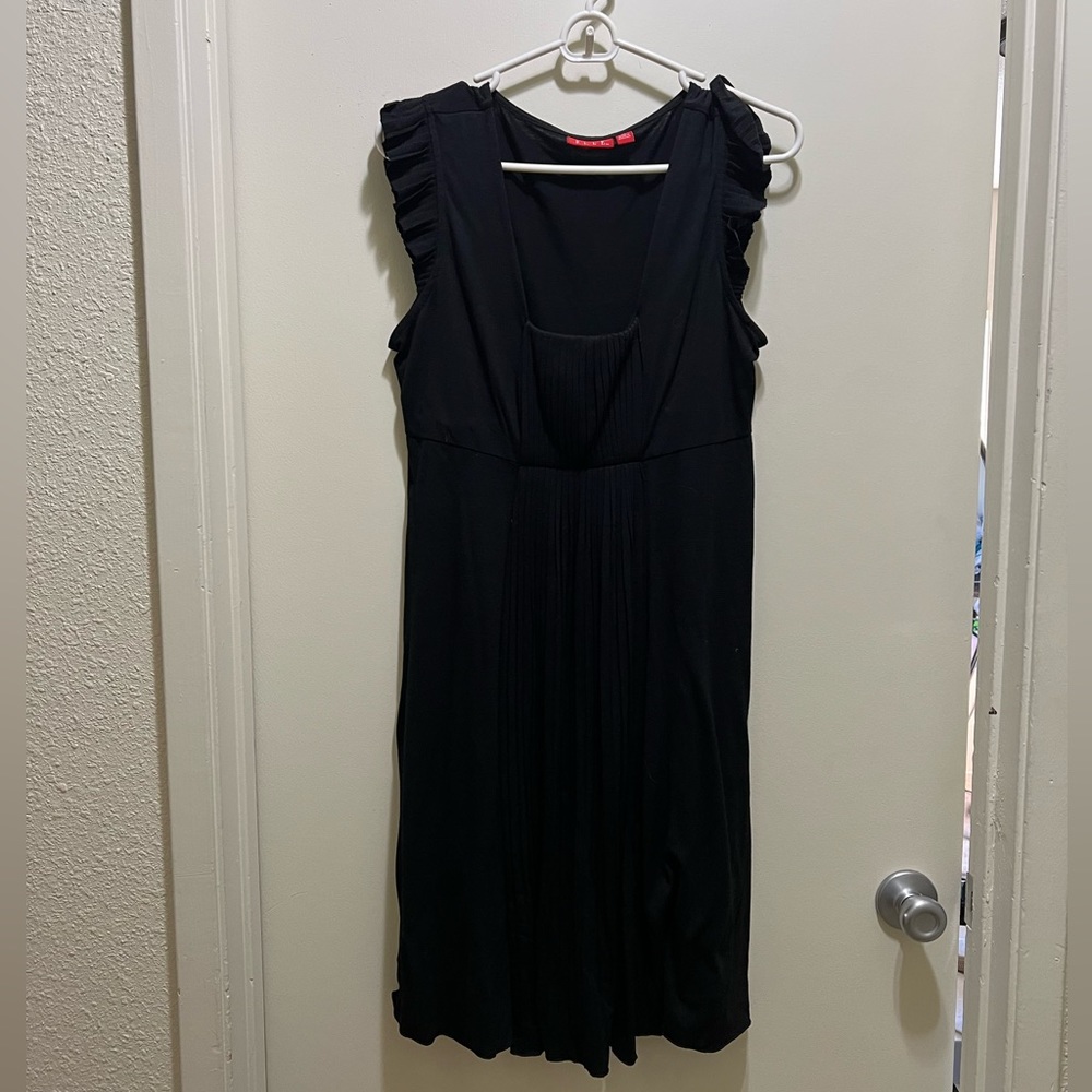 Elle black knee length dress. Size Medium. Cap sleeve